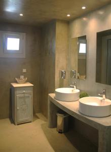 Áno MeriáAlitanes的浴室设有2个水槽和镜子