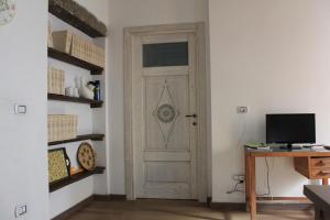 努奥罗La Corte di Grazia_IUN P2039/40的一个带书桌和电视的房间的门