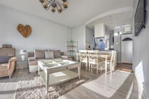 米兹多洛杰Apartamenty Sun & Snow Międzyzdrojski Rynek的客厅配有沙发和桌子