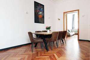 柏林Apartment KATZBACH - Cozy Family & Business Flair welcomes you - Rockchair Apartments的一间带桌椅的用餐室