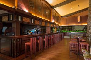 考普瓦利Disney Sequoia Lodge的餐厅设有酒吧,配有红色凳子