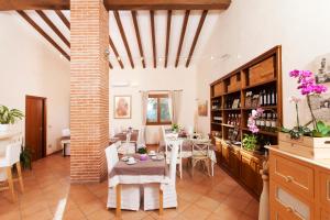 萨杜勒尼亚B&B Le Cascatelle di Saturnia的一间用餐室,在房间内配有桌椅