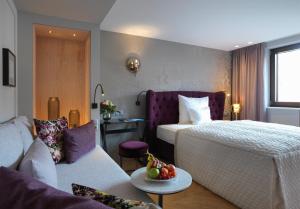 祖尔斯祖尔瑟霍夫酒店的酒店客房,配有床和沙发