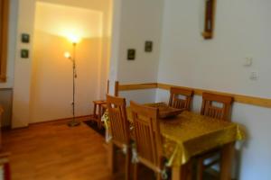 别拉什尼察Vučko Apartment的一间带桌椅和台灯的用餐室