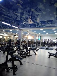 敖德萨Асташкина的一间健身房,里面有很多长椅