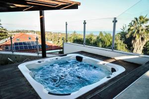 阿茨特雷扎Sicilia's Art Hotel & Spa的房屋甲板上的按摩浴缸
