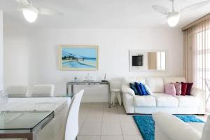 里约热内卢Barra Family Resort - 3 Quartos的客厅配有白色的沙发和桌子