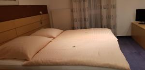 阿伦伊比利酒店的一张位于酒店客房的床铺,配有两个枕头