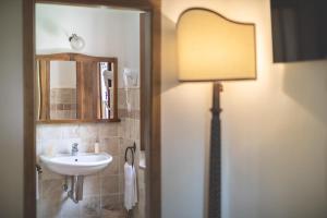 拉波拉诺泰尔梅泰诺塔艾玛罗假日农场酒店的浴室配有水槽、镜子和灯具