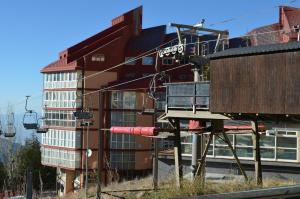 塞拉内华达North Adventure的前方设有滑雪缆车的建筑