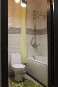 敖德萨Apartments Butterfly Wing的浴室配有卫生间、浴缸和水槽。