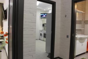 敖德萨Apartments Butterfly Wing的浴室设有通往厨房的门