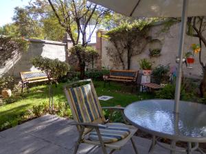 阿雷基帕El Balcon Hostal Turistico的庭院配有桌椅和长椅。