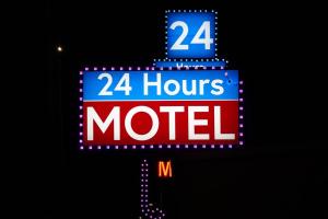 洛杉矶24 Hours Motel的一小时的汽车旅馆标志,附有号码