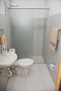 São Gonçalo do AmarantePousada e Posto Amigão的带淋浴、卫生间和盥洗盆的浴室