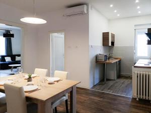 诺维萨德FilinHome Stefanovica Suite 2的用餐室以及带桌椅的厨房。