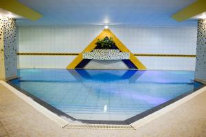 拉巴斯欧洲大酒店 的游泳池,地板上设有告诫标志