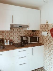 基亚拉蒙泰-古尔菲Dabbanna的厨房配有白色橱柜和微波炉