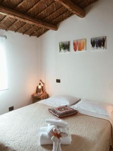 基亚拉蒙泰-古尔菲Dabbanna的卧室配有白色床和毛巾