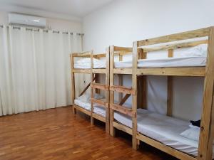 若昂佩索阿Hostel Orla de Tambaú的铺有木地板的客房内配有两张双层床。