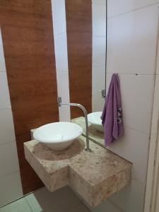 若昂佩索阿Hostel Orla de Tambaú的大理石浴室配有一个碗水槽