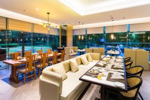 杭州杭州维景国际大酒店的餐厅设有长桌、桌椅和窗户