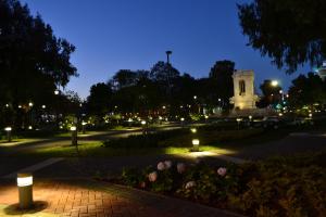 危地马拉Super Ubicacion的夜间公园,有纪念碑和灯