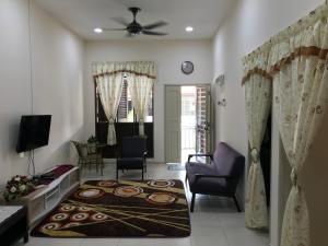 马六甲Rumah Melaka的带沙发和椅子的客厅以及客厅。