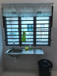 马六甲Rumah Melaka的一间带水槽和大窗户的浴室