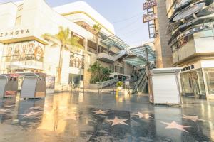 洛杉矶舒适好莱坞休养住宿加早餐旅馆的一条城市街道上,地面上画着星星