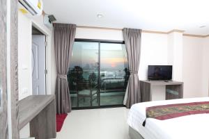 乔木提恩海滩阳光酒店的一间卧室设有一张床和一个美景阳台