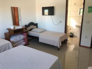 阿莱格雷特Apart Hotel Alegrete的酒店客房设有两张床和电视。