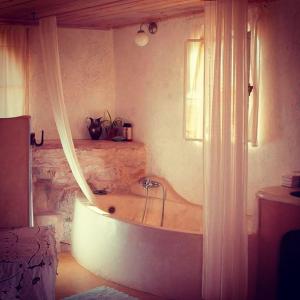 ‘EzuzHamitzpa- Desert Hosting in Ezuz的窗户客房内的浴缸