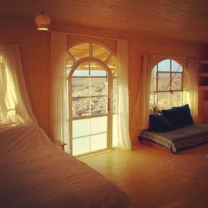 ‘EzuzHamitzpa- Desert Hosting in Ezuz的一间卧室设有2个大窗户和1张床