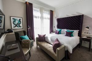 伦敦The Ampersand Hotel - Small Luxury Hotels of the World的配有一张床和一把椅子的酒店客房