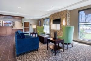 伯明翰Comfort Inn & Suites At CrossPlex Village的客厅配有两把椅子和一张桌子