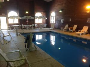 科迪科迪国王酒店的一个带桌椅的游泳池