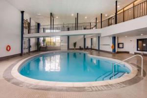 奥里利亚哈威曼旅馆及会议中心的一座带楼梯的大楼内的大型游泳池