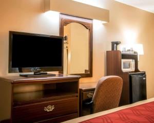 尤福拉Econo Lodge Eufaula的酒店客房设有一张带显示器和椅子的桌子