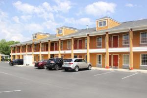 AlbertvilleQuality Inn Albertville US 431的停车场内停放汽车的大型建筑