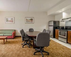 斯普林代尔Sleep Inn & Suites Springdale West的一间客厅,客厅内配有桌椅