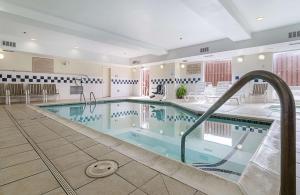 斯普林代尔品质套房酒店的游泳池,位于酒店带游泳池的客房