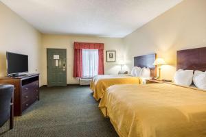 Heber SpringsQuality Inn & Conference Center的酒店客房设有两张床和一台平面电视。