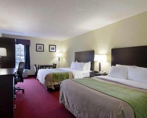 小石城Quality Inn & Suites Little Rock West的酒店客房配有两张床和一张书桌