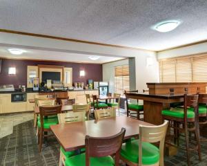 史密斯堡Quality Inn Fort Smith I-540的一间带桌椅的餐厅和一间厨房