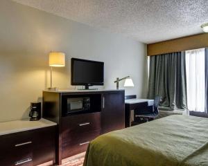 Quality Inn Fort Smith I-540的电视和/或娱乐中心