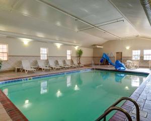 史密斯堡Quality Inn Fort Smith I-540的一个带椅子和桌子的大型游泳池