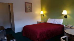 旧金山思域中心罗德威旅馆的酒店客房,配有一张红色床罩的床