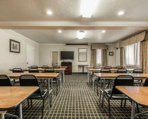 蒂梅丘拉蒂梅丘拉山谷葡萄酒乡品质酒店的一个带桌椅和平面电视的教室