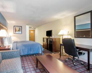马姆莫斯湖马默斯山滑雪胜地附近品质酒店的配有一张床和一张书桌的酒店客房